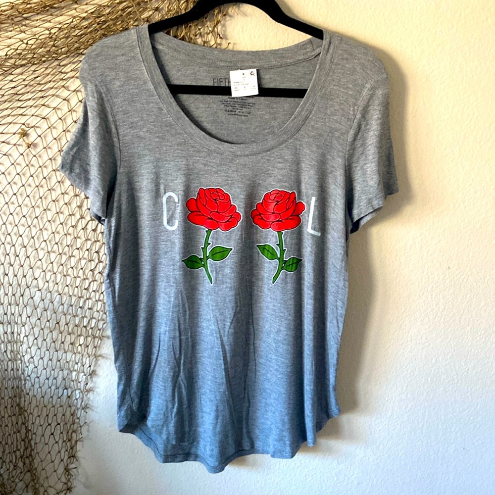 5/$10❤️❤️❤️NWTs Fifth Sun ROSES T-shirt